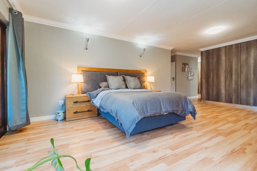 5 Bedroom Property for Sale in Panorama Western Cape